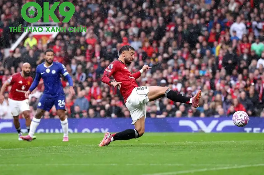Bruno Fernandes giúp Man Utd vươn lên dẫn trước (Ảnh: The Sun). Bruno Fernandes giúp Man Utd vươn lên dẫn trước (Ảnh: The Sun).