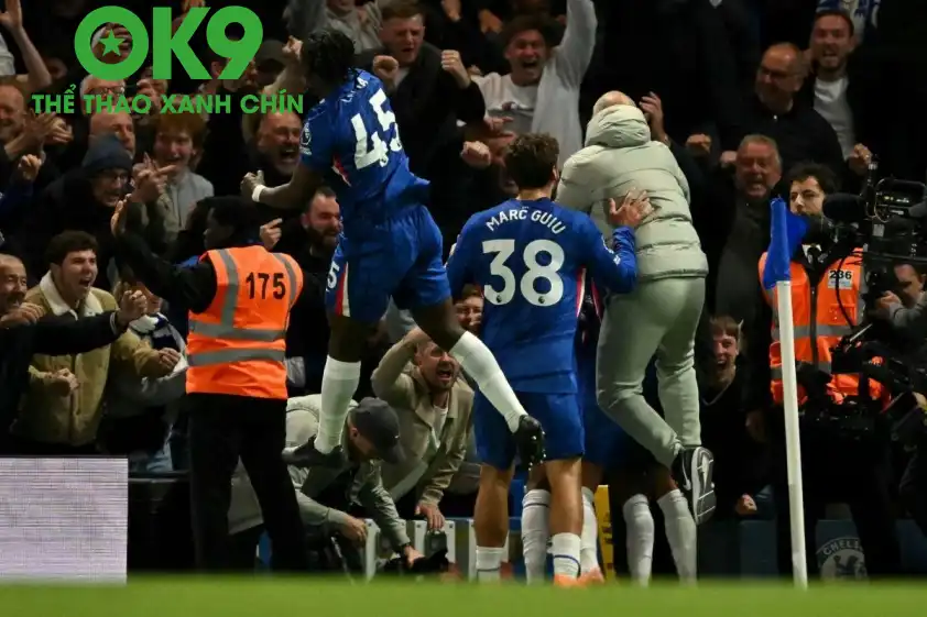 HLV của Chelsea đã chạy ra ăn mừng cùng các học trò (Ảnh: The Sun). HLV của Chelsea đã chạy ra ăn mừng cùng các học trò (Ảnh: The Sun).
