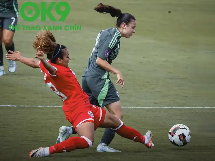 Ngoại binh Ouni Samia (áo đỏ) khi thi đấu tại CLB Al-Nassr (Ảnh: IGNV) Ngoại binh Ouni Samia (áo đỏ) khi thi đấu tại CLB Al-Nassr (Ảnh: IGNV)